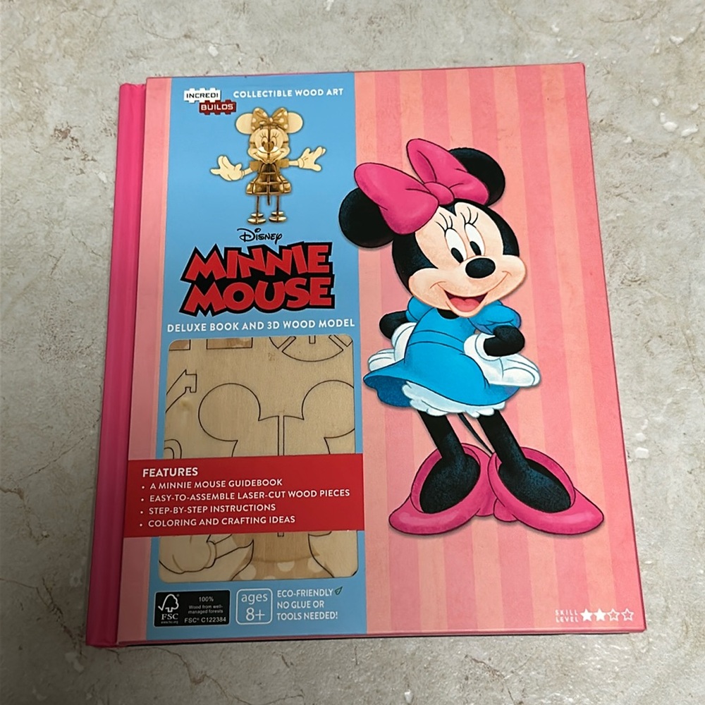Minnie Mouse deluxe book and 3D model
